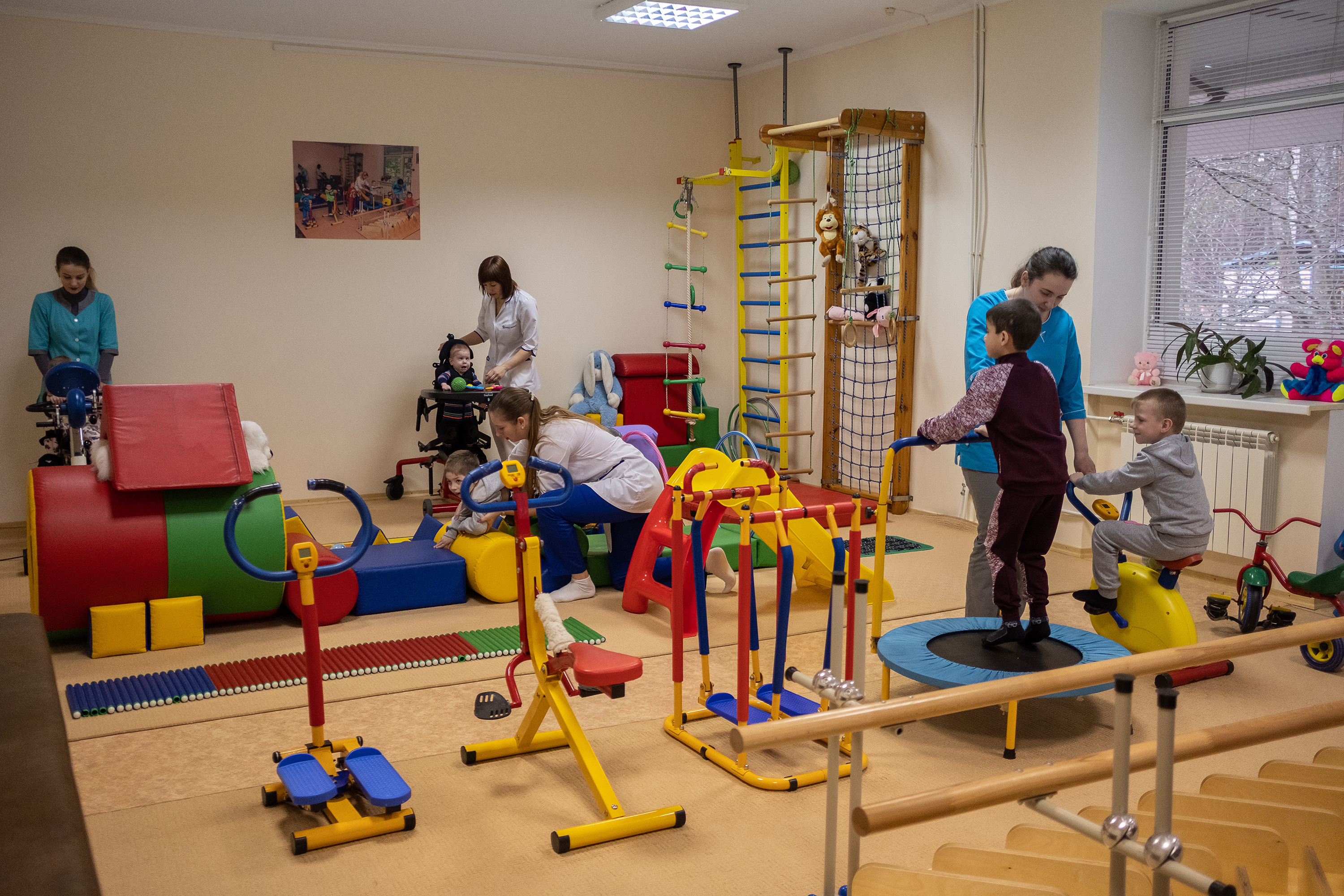 Дитина з реабілітологом